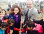 AVNI AKYOL - Avni Akyol'un minik öğrencileri fidan dikti