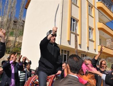 Seçim Zaferini At Binip Kılıç Kuşanarak Kutladı