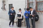 Tablet Dağıtılan Öğrenciler, İnternete Belediye Önünde Giriyor