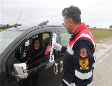 Beyşehir’de Jandarma’dan Kadınlara Karanfil