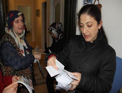 Bayan Muhtar Seçmen Kağıdını Vatandaşın Ayağına Götürüyor