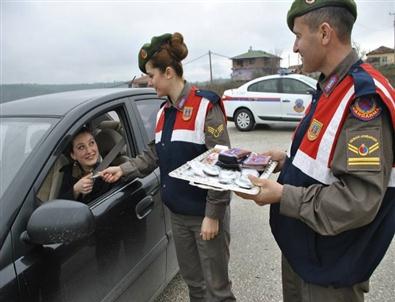 Jandarma’dan Bayan Sürücülere Jest