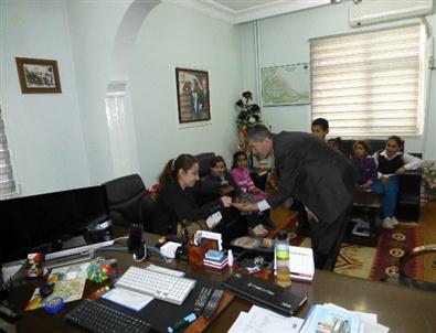 Sason Emniyet Amiri Erkuni'den Öğrencilere Hediye