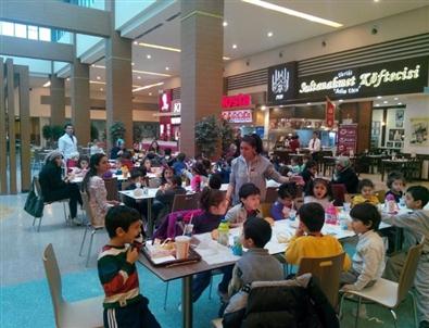 Sultanahmet Köftecisi’nden Miniklere Ziyafet