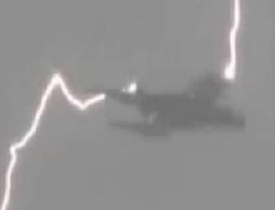 Uçağa üç kez yıldırım çarptı!