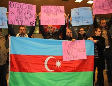 Havalimanında Mahsur Kalan Uygur Türklerine Mhp’lilerden Destek