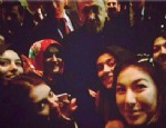 İSTANBUL KONGRE MERKEZI - Fatih Üniversitesi öğrencileri Başbakan'la selfie çekindi