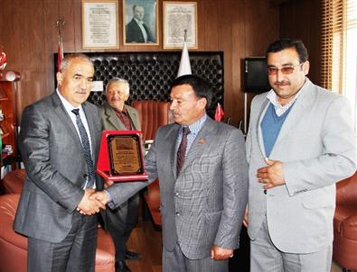 Başkan Talu’ya Cami Yaptırma Derneğinden Plaket