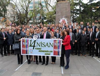 Trabzon’da İlaç Mümessilleri Atatürk Anıtına Çelenk Bıraktılar