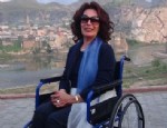 HÜLYA KOÇYİĞİT - Hülya Koçyiğit tekerlekli sandalye ile gezdi