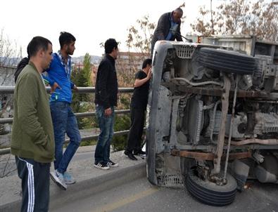 (özel Haber) Cam Yüklü Kamyon Köprüde Devrildi Açıklaması