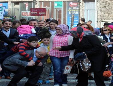 Rize Valisi Otizmli Çocuğu Sırtında Taşıdı