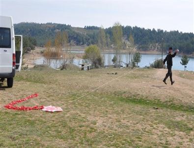 Askerler Vatandaşlarla Uçurtma Uçurdu