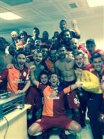 Galatasaraylı Futbolculardan Galibiyet Pozu