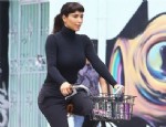 KIM KARDASHIAN - Kim Kardashian Bisikletten Düştü