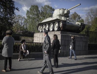Berlin’de Sergilenen Rus Tanklarının Kaldırılması Talebi