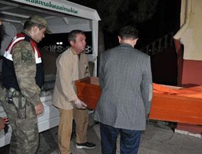 Annesi ile ilişkisi olduğu iddia edilen komşusunu öldürdü