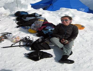 Türk Profesörden Everest Dağı’ndan Ailesine ‘iyiyim’ Mesajı