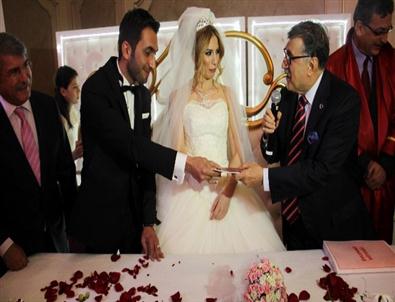 Eski Bakanların Da Katıldığı Düğünde Dolarlar Havada Uçuştu