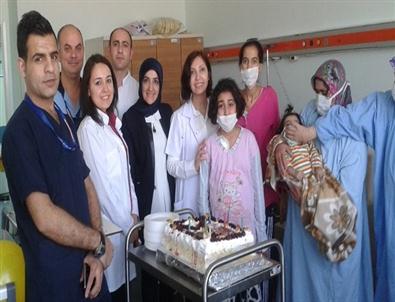 Hastanede Çocuklara Doğum Günü Kutlaması