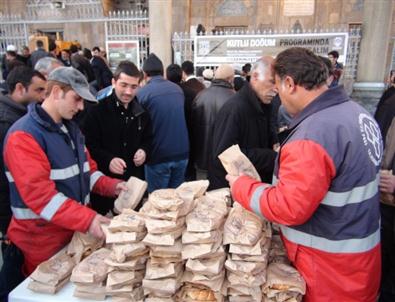 Lala Paşa Camisinde Sabah Namazını Kılanlara Çay ve Simit Sürprizi