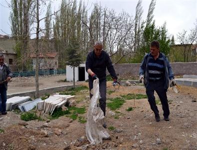 Belediye Başkanı Elinde Süpürge ve Kürek İle Çöp Topladı