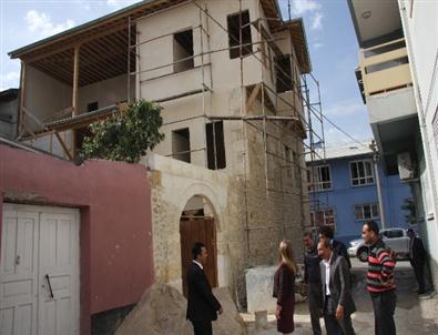 Kozan’da Yapıcı Konağı’nın Restorasyon Çalışmaları Devam Ediyor
