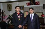 GÜREŞ TAKIMI - Türkiye Şampiyonu Güreşçiye Ödül