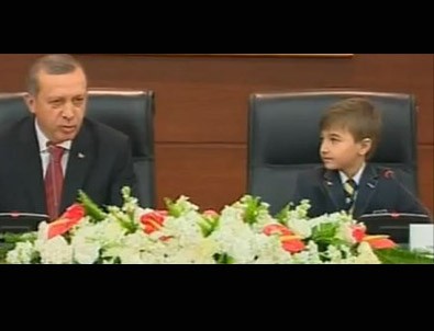 Erdoğan koltuğunu devretti