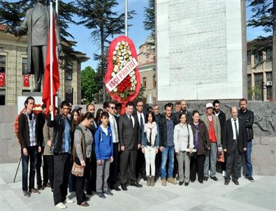 Eskişehir'de İşçi Partililer 'Fotoğraf Çektirmek İçin' Anıta Çelenk Sundu