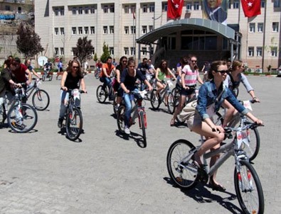Yabancı öğrenciler Cudi'de bisiklete bindi