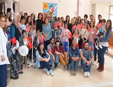 Hasta Çoçuklar Kollarında Serumla 23 Nisan’ı Kutladı