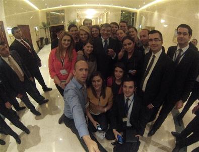 Cumhurbaşkanı Gül Gazetecilerle 'selfie'Çektirdi