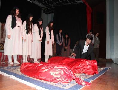 Genç Denizli Tiyatro Kulübü Oyuncuları Ayakta Alkışlandı