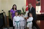 DİKİLİ BELEDİYESİ - Dikili Belediye Başkanı Tosun Minik Karatecileri Ağırladı