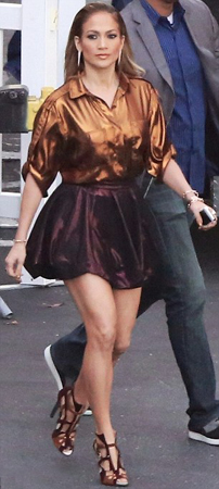 JLo süper minisiyle büyüledi