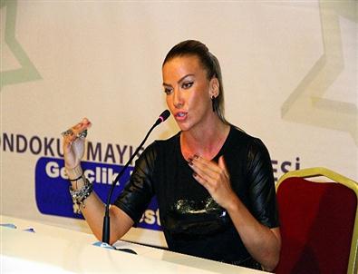 İvana Sert Annesinin Elbiselerini Giyiyor