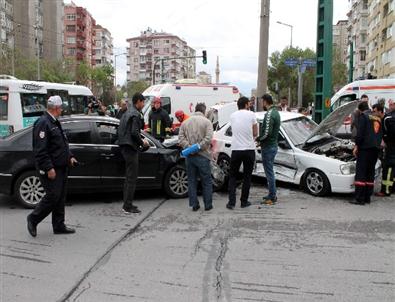 Konya'da 2 Otomobil Çarpıştı Açıklaması