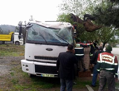 Akıl Almaz Kazada Yaralanan Sürücü, Kurtarılamadı