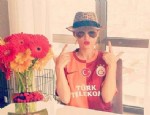 DERBİ MAÇI - Yolanthe Cabau'nun Galatasaray-Fenerbahçe derbisi pozu