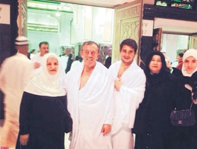 Ali Ağaoğlu Ailece Umre'ye Gitti