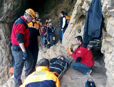 Mağaraya Düşen Genç Bir Saat Süren Operasyon Sonucu Kurtarıldı