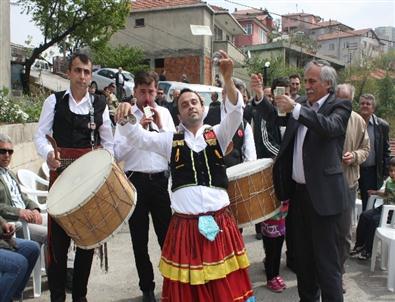 Tepebaşı Muhtarından Davullu Zurnalı Kutlama