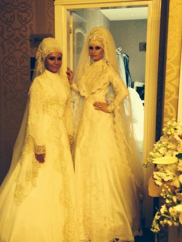 Chloe Loughnan tesettürlü gelinlik giydi