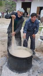 KARACAÖREN - Bu Köyde Keşkek Dövmeyen Adamdan Sayılmıyor