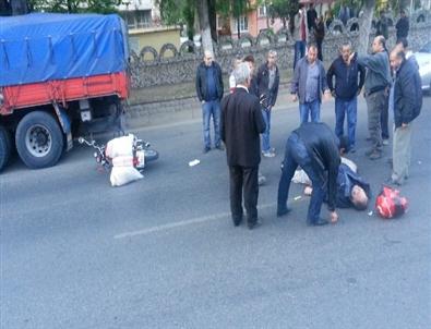 Tır İle Çarpışan Motosikletin Sürücüsü Ağır Yaralandı