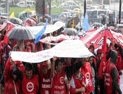 Bursa'da Bir Yanda Karanfil, Bir Yanda Arbede