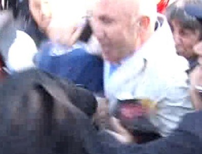 CHP'li Mahmut Tanal'dan polise yumruk