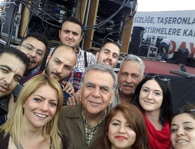 Kocaoğlu'ndan basınla 1 Mayıs selfie'si