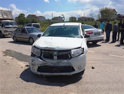 Kontrolsüz Kavşakta Trafik Kazası Açıklaması